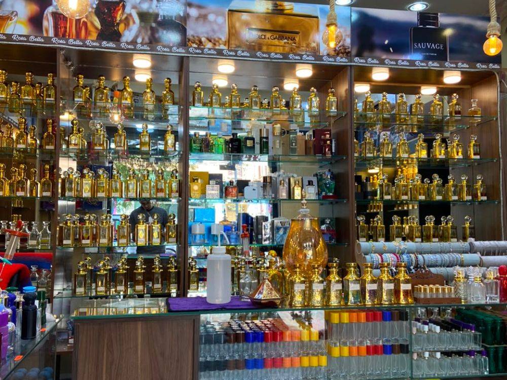Intérieur boutique Prestige Parfumerie Boufarik - rayonnage de parfums