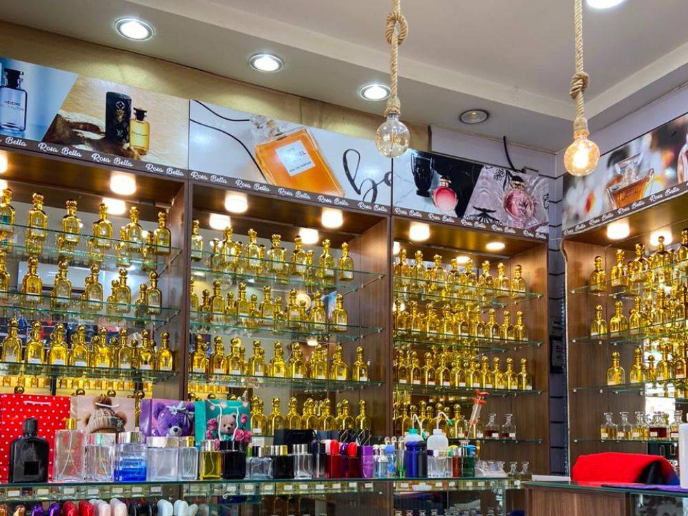 Intérieur boutique Prestige Parfumerie Boufarik - vitrine parfums de luxe