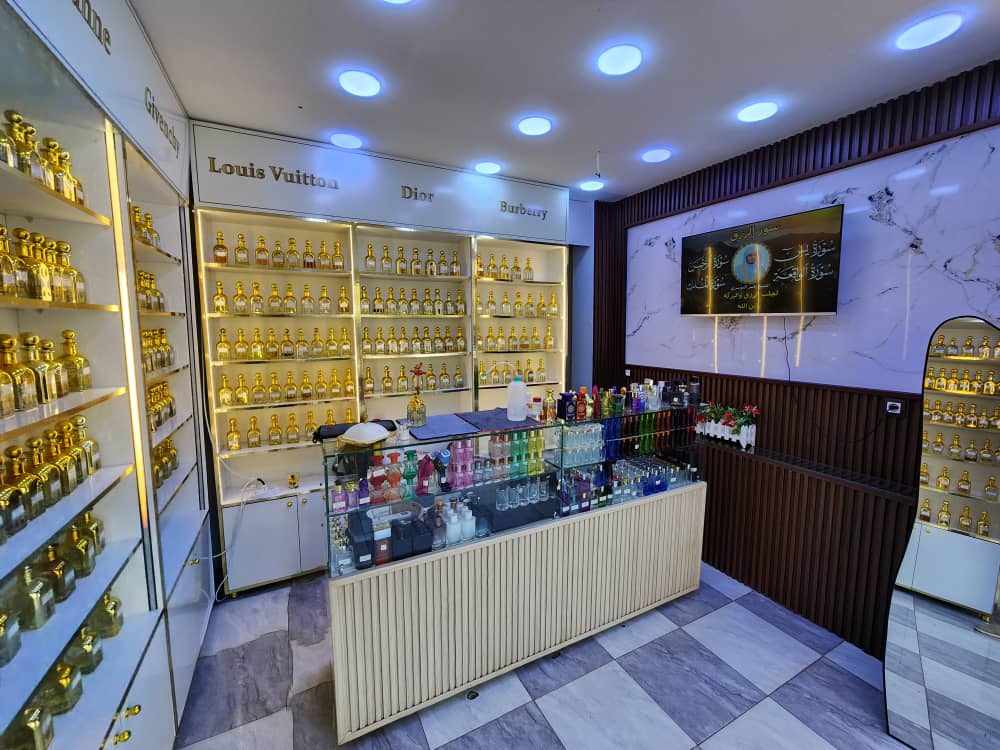 Intérieur boutique Prestige Parfumerie Les Rosiers - comptoir et rayonnages