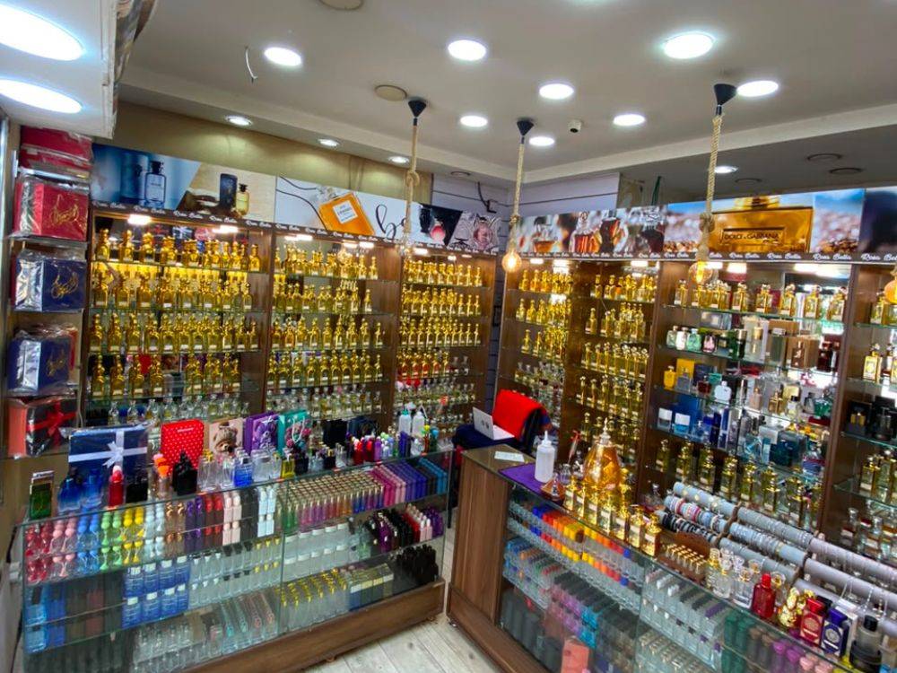 Intérieur boutique Prestige Parfumerie Boufarik - rayonnage doré